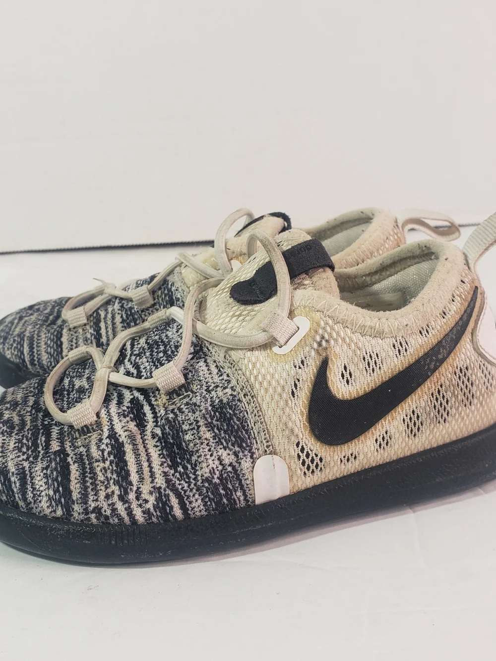 Nike Kids' Lightweight Black & Cream Knit Sneakers Sz: 9C Lil Boys Back toSchool